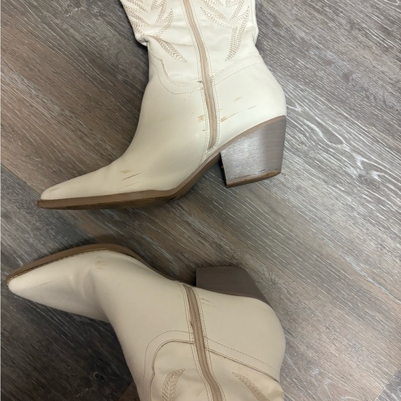 Elegant White Western Boots - Picture 3 of 3